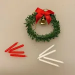 Miniature Grankrans med klokke, Miniature Stearinlys Kronelys 4 hvide, Miniature Stearinlys Kronelys 4 røde, julelys, birgitte frigast, go morgen nisser, tilbehør, nisser, nissedør, nissebo, nissehus, dukkehus, ting til, tilbehør, miniaturer, 1:12, adventskrans, mini, lillebitte, biti, ribe, DIY,