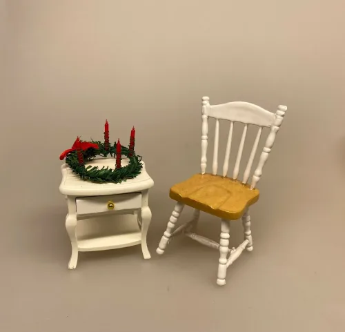 Miniature Grankrans med klokke, Miniature Stearinlys Kronelys 4 røde, julelys, birgitte frigast, go morgen nisser, tilbehør, nisser, nissedør, nissebo, nissehus, dukkehus, ting til, tilbehør, miniaturer, 1:12, adventskrans, mini, lillebitte, biti, ribe, DIY,