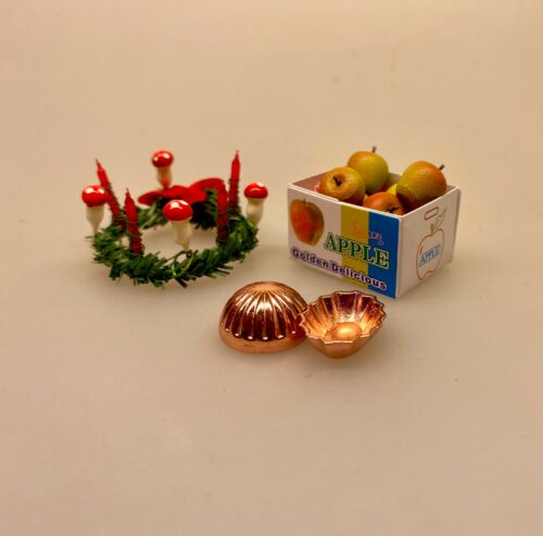 Miniature Kasse med Golden Delicious æbler, Miniature julepynt - 4 småbitte rød-hvide paddehatte, Miniature julepynt - 4 småbitte rød-hvide paddehatte, Miniature julepynt - småbitte rød/hvide paddehatte, Miniature Stearinlys Kronelys 4 hvide, julelys, birgitte frigast, go morgen nisser, tilbehør, nisser, nissedør, nissebo, nissehus, dukkehus, ting til, tilbehør, miniaturer, 1:12, adventskrans, mini, lillebitte, biti, ribe, DIY,