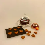 Miniature småkager - 6 Brunkage hjerter, brunkager, småkager, dukkehuskager, dukkehusmad, jul i dukkehuset, nisser, dukkehuset, dukkehustilbehør, ting til, tilbehør, nissedør, nissebo, nissehus, miniaturer, 1:12, julebag, brunkagehjerter,