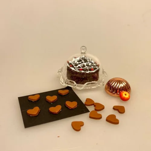 Miniature småkager - 6 Brunkage hjerter, brunkager, småkager, dukkehuskager, dukkehusmad, jul i dukkehuset, nisser, dukkehuset, dukkehustilbehør, ting til, tilbehør, nissedør, nissebo, nissehus, miniaturer, 1:12, julebag, brunkagehjerter,