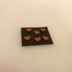 Miniature småkager - 6 Brunkage hjerter, brunkager, småkager, dukkehuskager, dukkehusmad, jul i dukkehuset, nisser, dukkehuset, dukkehustilbehør, ting til, tilbehør, nissedør, nissebo, nissehus, miniaturer, 1:12, julebag, brunkagehjerter,