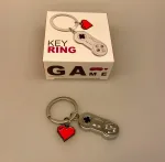 Nøglering - Game Spillekonsol med hjerte, hjerte, kærlighed, Nintendo, gamer, game, spil, spillekonsol, e-sport, nostalgisk, retro, gave, gaveide, julegave, symbolsk, gavekort, pengegave, penge i gave, biti, ribe,