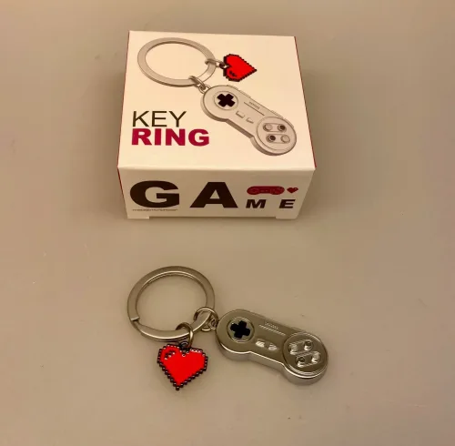 Nøglering - Game Spillekonsol med hjerte, hjerte, kærlighed, Nintendo, gamer, game, spil, spillekonsol, e-sport, nostalgisk, retro, gave, gaveide, julegave, symbolsk, gavekort, pengegave, penge i gave, biti, ribe,