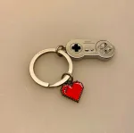 Nøglering - Game Spillekonsol med hjerte, hjerte, kærlighed, Nintendo, gamer, game, spil, spillekonsol, e-sport, nostalgisk, retro, gave, gaveide, julegave, symbolsk, gavekort, pengegave, penge i gave, biti, ribe,