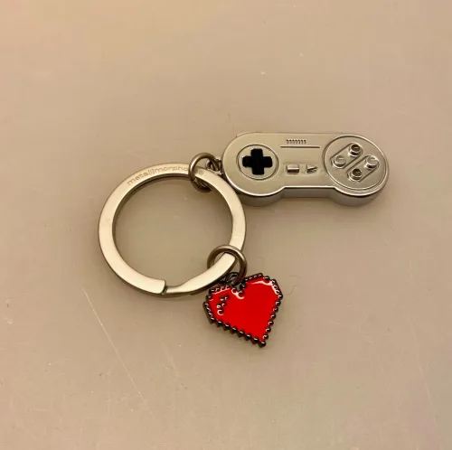 Nøglering - Game Spillekonsol med hjerte, hjerte, kærlighed, Nintendo, gamer, game, spil, spillekonsol, e-sport, nostalgisk, retro, gave, gaveide, julegave, symbolsk, gavekort, pengegave, penge i gave, biti, ribe,