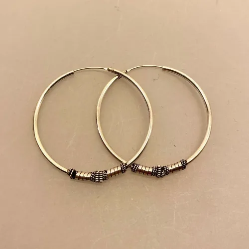 Ø 40 mm Creoler sølv med sol og glat bevikling, Sølvøreringe, sølv smykker, ørenringe, øreringe, runde, ringe, hoops, creol, creoler, boho, boheme, chick, design, ægte sølv, sterling sølv, oxyderet, mønster, bevikling, snoning, pynt, street, cool, biti, ribe, sølv hoops,