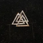 Sølv vedhæng Valknut åben, valknoot, valknude, valknot, amulet, magisk, tre, ni, magisk, stærkt, tegn, symbol, rollespil, vikingetegn, runer, runeskrift, trekanter, trekantet, symbol, tegn, motiv, vikingetid, fund, original, fund, runesten, ribe, museumssmykke, museums, smykke, vehdæhn, sølv, ægte, sterling sølv, biti, ansgar, udgravninger, gaveide, gave