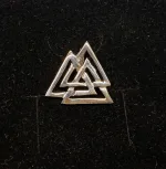 Sølv vedhæng Valknut åben, valknoot, valknude, valknot, amulet, magisk, tre, ni, magisk, stærkt, tegn, symbol, rollespil, vikingetegn, runer, runeskrift, trekanter, trekantet, symbol, tegn, motiv, vikingetid, fund, original, fund, runesten, ribe, museumssmykke, museums, smykke, vehdæhn, sølv, ægte, sterling sølv, biti, ansgar, udgravninger, gaveide, gave