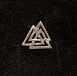 Sølv vedhæng Valknut åben, valknoot, valknude, valknot, amulet, magisk, tre, ni, magisk, stærkt, tegn, symbol, rollespil, vikingetegn, runer, runeskrift, trekanter, trekantet, symbol, tegn, motiv, vikingetid, fund, original, fund, runesten, ribe, museumssmykke, museums, smykke, vehdæhn, sølv, ægte, sterling sølv, biti, ansgar, udgravninger, gaveide, gave