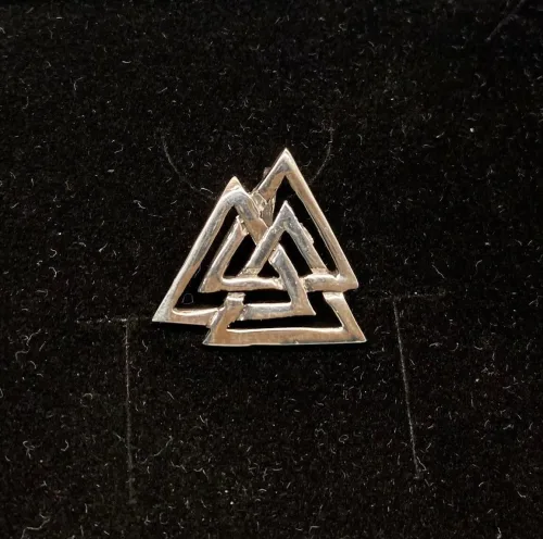 Sølv vedhæng Valknut åben, valknoot, valknude, valknot, amulet, magisk, tre, ni, magisk, stærkt, tegn, symbol, rollespil, vikingetegn, runer, runeskrift, trekanter, trekantet, symbol, tegn, motiv, vikingetid, fund, original, fund, runesten, ribe, museumssmykke, museums, smykke, vehdæhn, sølv, ægte, sterling sølv, biti, ansgar, udgravninger, gaveide, gave