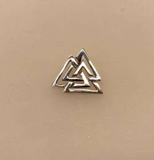 Sølv vedhæng Valknut åben, valknoot, valknude, valknot, amulet, magisk, tre, ni, magisk, stærkt, tegn, symbol, rollespil, vikingetegn, runer, runeskrift, trekanter, trekantet, symbol, tegn, motiv, vikingetid, fund, original, fund, runesten, ribe, museumssmykke, museums, smykke, vehdæhn, sølv, ægte, sterling sølv, biti, ansgar, udgravninger, gaveide, gave