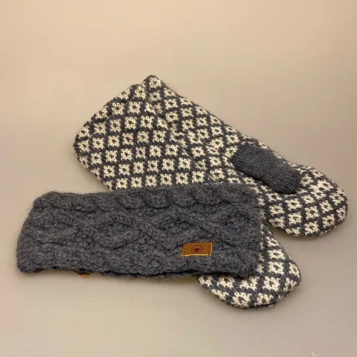 Strikkede luffer uld med foer - Denim-natur, strikluffer, vanter, luffer, strik, bløde, kradser ikke, mønster, strikmønster, forede, foer, med foer, blå, gråblå, merinould, rombemønster, håndstrikkede, dansk, varme, biti, ribe