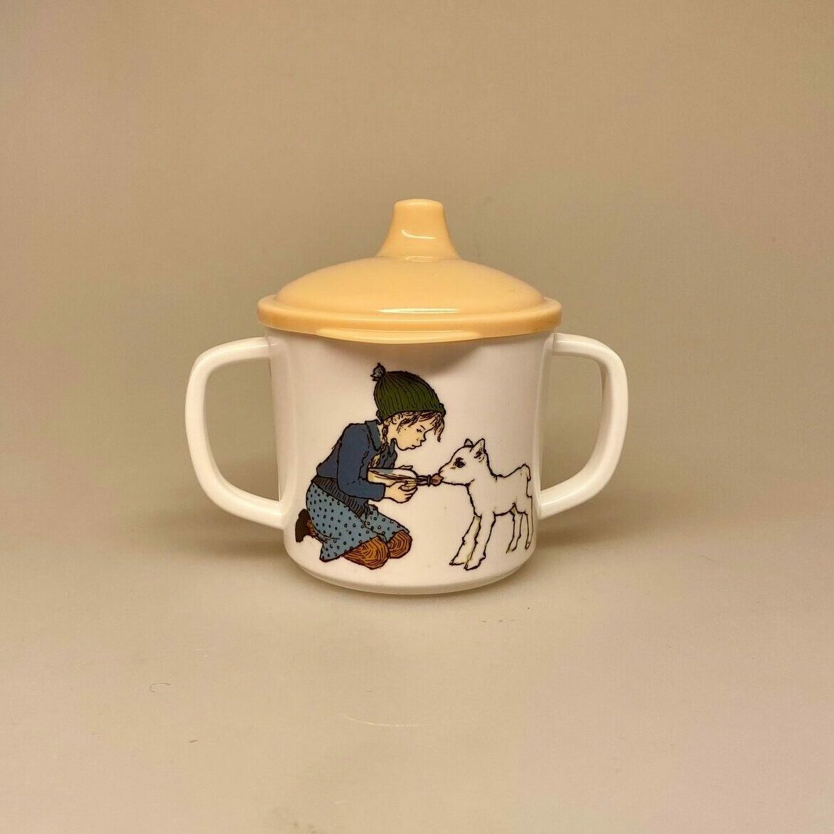 Alle Vi Børn i Bulderby - Krus med Låg, tudkop, drikketud, børnekop, babykrus, babykopAlle Vi Børn i Bulderby - sæt 3 dele, småland, svensk, klassikere, børnebøger, billedbog, servie, til børn, barnedåb, barselsgave, baby shower, dåbsgave, gaveide, til de små, den lille ny, børneservice, tallerken, skål kop, tudkop, biti, ribe