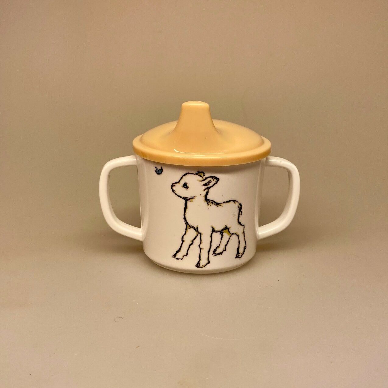 Alle Vi Børn i Bulderby - Krus med Låg, tudkop, drikketud, børnekop, babykrus, babykopAlle Vi Børn i Bulderby - sæt 3 dele, småland, svensk, klassikere, børnebøger, billedbog, servie, til børn, barnedåb, barselsgave, baby shower, dåbsgave, gaveide, til de små, den lille ny, børneservice, tallerken, skål kop, tudkop, biti, ribe