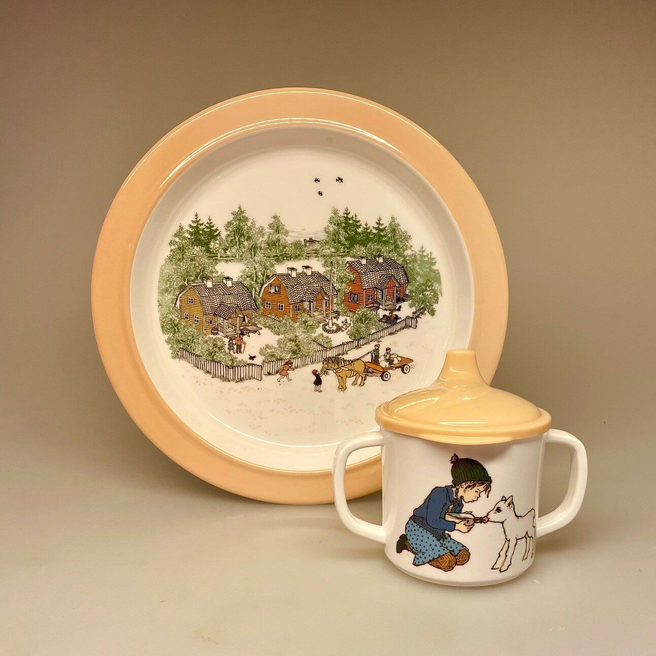 Alle Vi Børn i Bulderby - sæt 3 dele, småland, svensk, klassikere, børnebøger, billedbog, servie, til børn, barnedåb, barselsgave, baby shower, dåbsgave, gaveide, til de små, den lille ny, børneservice, tallerken, skål kop, tudkop, biti, ribe