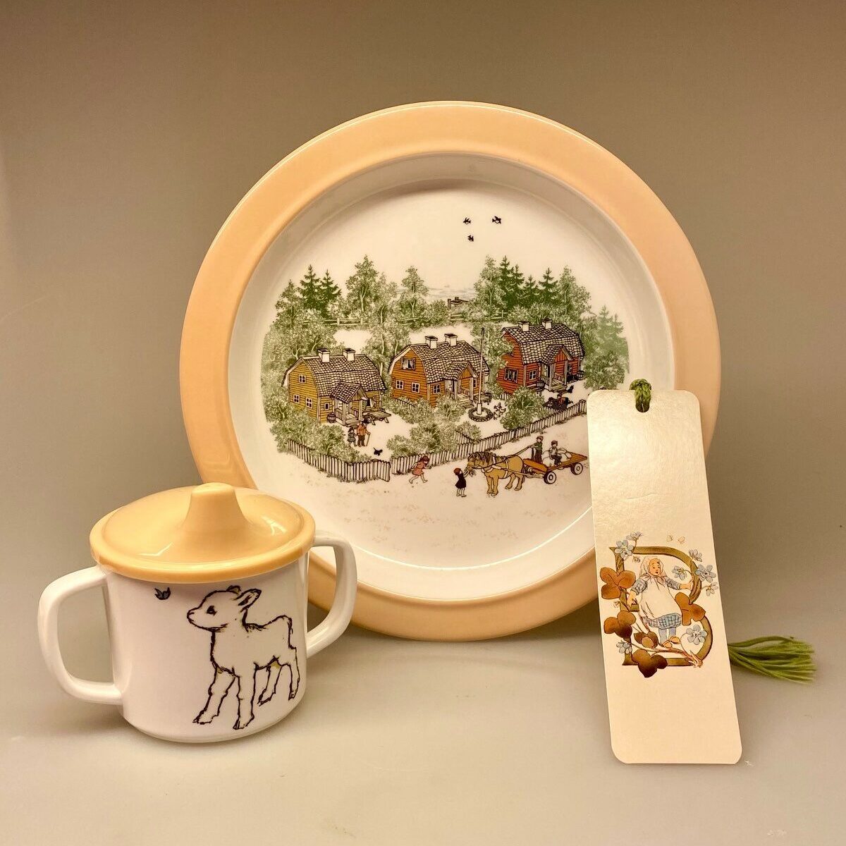 Alle Vi Børn i Bulderby - sæt 3 dele, småland, svensk, klassikere, børnebøger, billedbog, servie, til børn, barnedåb, barselsgave, baby shower, dåbsgave, gaveide, til de små, den lille ny, børneservice, tallerken, skål kop, tudkop, biti, ribe