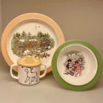 Alle Vi Børn i Bulderby - sæt 3 dele, småland, svensk, klassikere, børnebøger, billedbog, servie, til børn, barnedåb, barselsgave, baby shower, dåbsgave, gaveide, til de små, den lille ny, børneservice, tallerken, skål kop, tudkop, biti, ribe