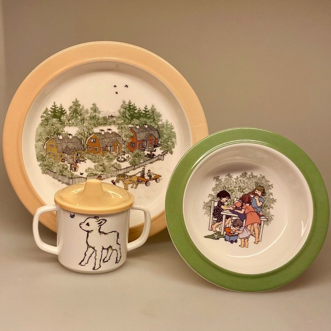 Alle Vi Børn i Bulderby - sæt 3 dele, småland, svensk, klassikere, børnebøger, billedbog, servie, til børn, barnedåb, barselsgave, baby shower, dåbsgave, gaveide, til de små, den lille ny, børneservice, tallerken, skål kop, tudkop, biti, ribe