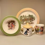 Alle Vi Børn i Bulderby - sæt 3 dele, småland, svensk, klassikere, børnebøger, billedbog, servie, til børn, barnedåb, barselsgave, baby shower, dåbsgave, gaveide, til de små, den lille ny, børneservice, tallerken, skål kop, tudkop, biti, ribe