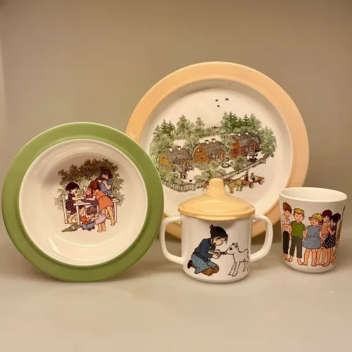 Alle Vi Børn i Bulderby - sæt 3 dele, småland, svensk, klassikere, børnebøger, billedbog, servie, til børn, barnedåb, barselsgave, baby shower, dåbsgave, gaveide, til de små, den lille ny, børneservice, tallerken, skål kop, tudkop, biti, ribe