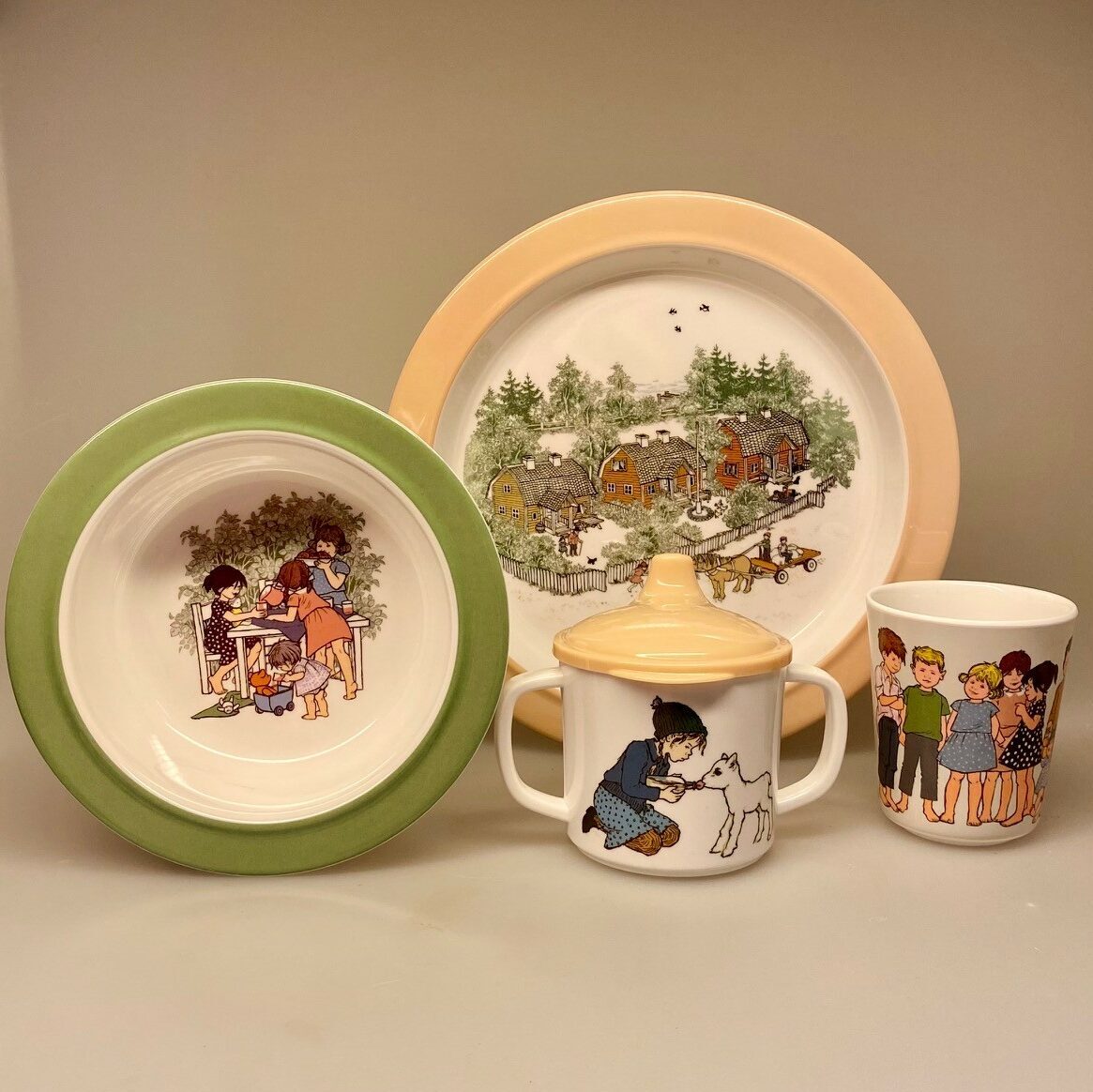 Alle Vi Børn i Bulderby - sæt 3 dele, småland, svensk, klassikere, børnebøger, billedbog, servie, til børn, barnedåb, barselsgave, baby shower, dåbsgave, gaveide, til de små, den lille ny, børneservice, tallerken, skål kop, tudkop, biti, ribe