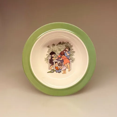 Alle Vi Børn i Bulderby - Dyb Tallerken, Alle Vi Børn i Bulderby - sæt 3 dele, småland, svensk, klassikere, børnebøger, billedbog, servie, til børn, barnedåb, barselsgave, baby shower, dåbsgave, gaveide, til de små, den lille ny, børneservice, tallerken, skål kop, tudkop, biti, ribe