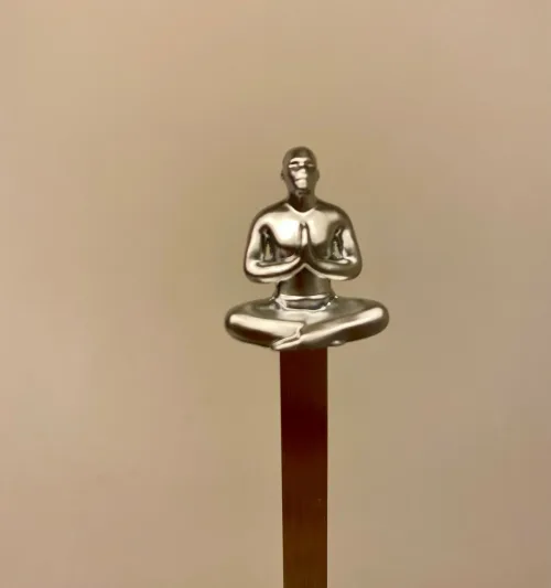 Bogmærke Stål - Mat Sølv Yoga, yoga, yogastilling, fred, ro, meditation, det tredje øje, nirvana, chakra, guru, instruktør, pranayama, hatha, oplysning, gave, gaveide, symbolsk, biti, ribe, læsehest, boggave, bøger, læse,
