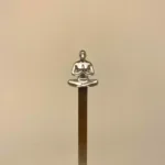 Bogmærke Stål - Mat Sølv Yoga, yoga, yogastilling, fred, ro, meditation, det tredje øje, nirvana, chakra, guru, instruktør, pranayama, hatha, oplysning, gave, gaveide, symbolsk, biti, ribe, læsehest, boggave, bøger, læse,