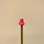 Bogmærke Stål - Pink Badeand, badeand, gå glad i bad, karbad baby, sjov, finurlig, kitsch, feminin, wellness, symbolsk, gave, gaveide, læsehest, æselører, bogorm, boggave, gavekort, biti, ribe, design,