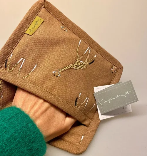 Grydelap - bomuld med tryk - Giraffer, giraf, savanne, afrika, dyr, vilde, safari, storvildt, brændte farver, sol, sahara, køkken, tekstiler, grydelap, grydelapper, gave, gaveide, flot, biti, ribe, nyhed