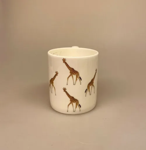 Krus - Ben Porcelæn - Giraffer, giraf, girafsprog, safari, de fem store, afrika, savannen, kaffe, te, tekop, tekrus, kaffekop, kaffekrus, gave, personligt, krus, porcelænskrus, benporcelæn, fine bone china, girafkrus, girafkop, biti, ribe, allport