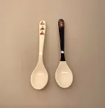 Lotta fra Spetakelmagergade - Ske med Cykel, Lotta fra Spetakelmagergade - 2 skeer, ske, melamin, ske, yoghurt, mos, grød, teske, Lotta fra Spetakelmagergade, astrid lindgren, ilon wikland, lotta, lotte, fra spetakelmagergade, kan nemlig cykle, gave, gaveide, til børn, piger, børneske, service, børneservice, dåbsgave, fødselsdag, baby, småbørn, barnedåb, barselsgave, baby shower, biti, ribe, svensk, nostalgisk,