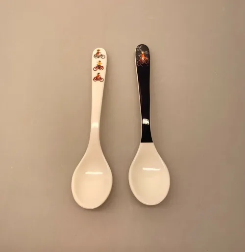 Lotta fra Spetakelmagergade - Ske med Cykel, Lotta fra Spetakelmagergade - 2 skeer, ske, melamin, ske, yoghurt, mos, grød, teske, Lotta fra Spetakelmagergade, astrid lindgren, ilon wikland, lotta, lotte, fra spetakelmagergade, kan nemlig cykle, gave, gaveide, til børn, piger, børneske, service, børneservice, dåbsgave, fødselsdag, baby, småbørn, barnedåb, barselsgave, baby shower, biti, ribe, svensk, nostalgisk,