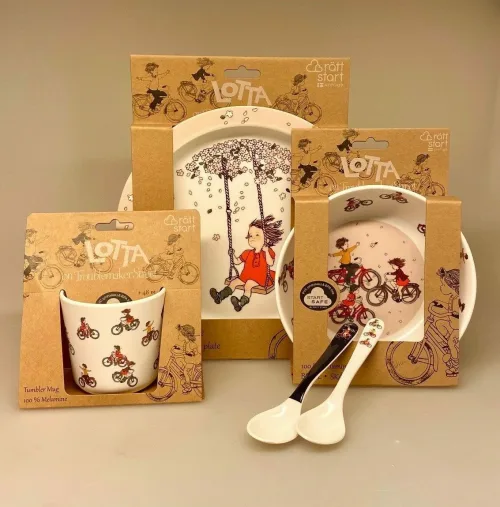 Lotta fra Spetakelmagergade - Dyb Tallerken, Lotta fra Spetakelmagergade - Flad Tallerken, astrid lindgren, ilon wikland, lotta, lotte, fra spetakelmagergade, kan nemlig cykle, grisebamse, tallerken, melamintallerken, gave, gaveide, til børn, piger, gynge, børnetallerken, service, børneservice, dåbsgave, fødselsdag, baby, småbørn, barnedåb, barselsgave, baby shower, biti, ribe, svensk, nostalgisk