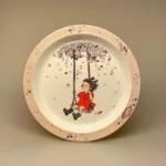 Lotta fra Spetakelmagergade - Flad Tallerken, astrid lindgren, ilon wikland, lotta, lotte, fra spetakelmagergade, kan nemlig cykle, grisebamse, tallerken, melamintallerken, gave, gaveide, til børn, piger, gynge, børnetallerken, service, børneservice, dåbsgave, fødselsdag, baby, småbørn, barnedåb, barselsgave, baby shower, biti, ribe, svensk, nostalgisk