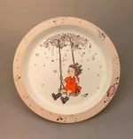 Lotta fra Spetakelmagergade - Flad Tallerken, astrid lindgren, ilon wikland, lotta, lotte, fra spetakelmagergade, kan nemlig cykle, grisebamse, tallerken, melamintallerken, gave, gaveide, til børn, piger, gynge, børnetallerken, service, børneservice, dåbsgave, fødselsdag, baby, småbørn, barnedåb, barselsgave, baby shower, biti, ribe, svensk, nostalgisk