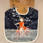 Lotta fra Spetakelmagergade - Hagesmæk, savlesmæk, Lotta fra Spetakelmagergade, mos, grød, Lotta fra Spetakelmagergade, astrid lindgren, ilon wikland, lotta, lotte, fra spetakelmagergade, kan nemlig cykle, gave, gaveide, til børn, piger, børneske, service, børneservice, dåbsgave, fødselsdag, baby, småbørn, barnedåb, barselsgave, baby shower, biti, ribe, svensk, nostalgisk,