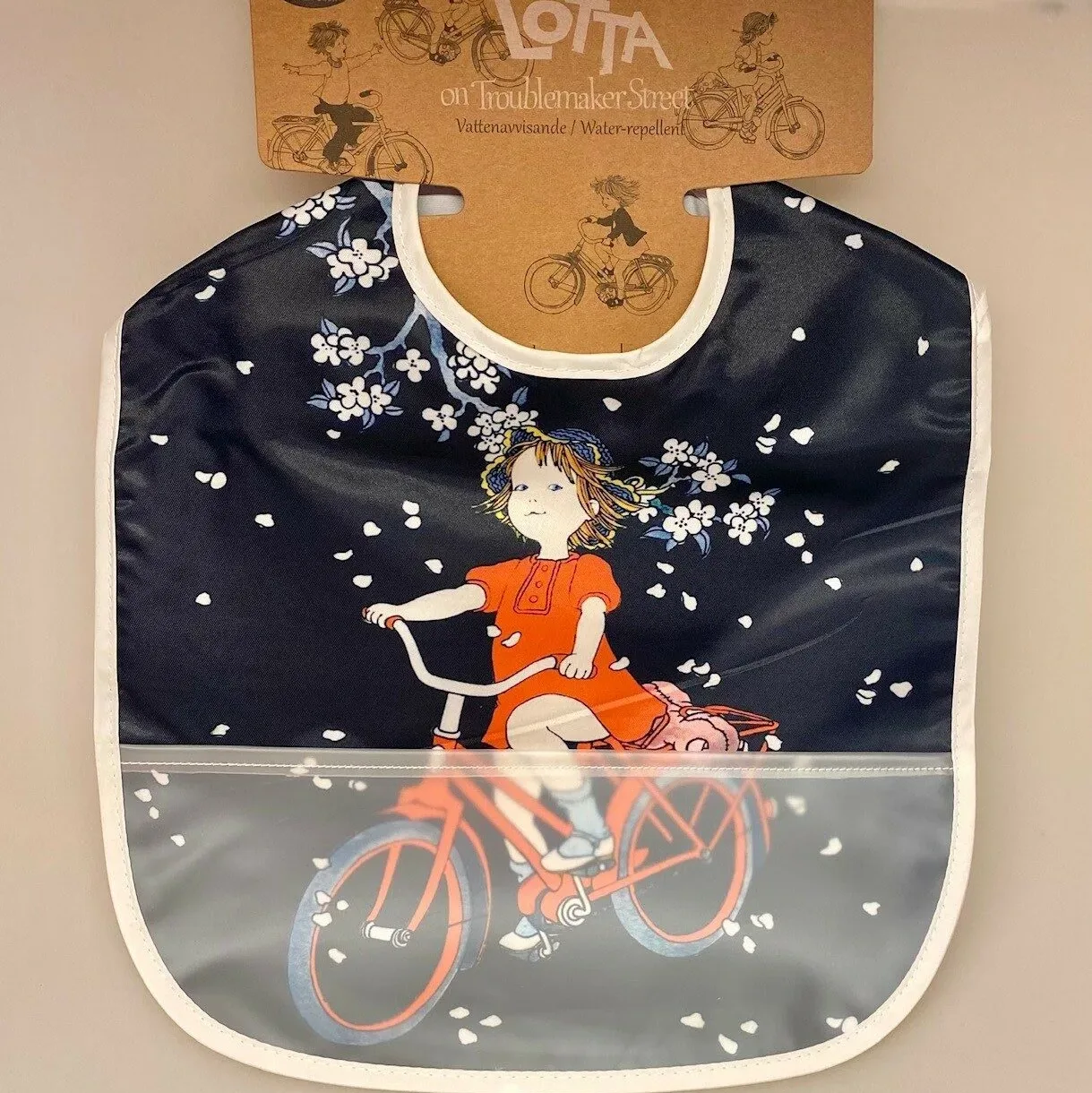 Lotta fra Spetakelmagergade - Hagesmæk Lotta fra Spetakelmagergade - Hagesmæk, savlesmæk, Lotta fra Spetakelmagergade, mos, grød, Lotta fra Spetakelmagergade, astrid lindgren, ilon wikland, lotta, lotte, fra spetakelmagergade, kan nemlig cykle, gave, gaveide, til børn, piger, børneske, service, børneservice, dåbsgave, fødselsdag, baby, småbørn, barnedåb, barselsgave, baby shower, biti, ribe, svensk, nostalgisk,