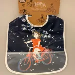 Lotta fra Spetakelmagergade - Hagesmæk, savlesmæk, Lotta fra Spetakelmagergade, mos, grød, Lotta fra Spetakelmagergade, astrid lindgren, ilon wikland, lotta, lotte, fra spetakelmagergade, kan nemlig cykle, gave, gaveide, til børn, piger, børneske, service, børneservice, dåbsgave, fødselsdag, baby, småbørn, barnedåb, barselsgave, baby shower, biti, ribe, svensk, nostalgisk,