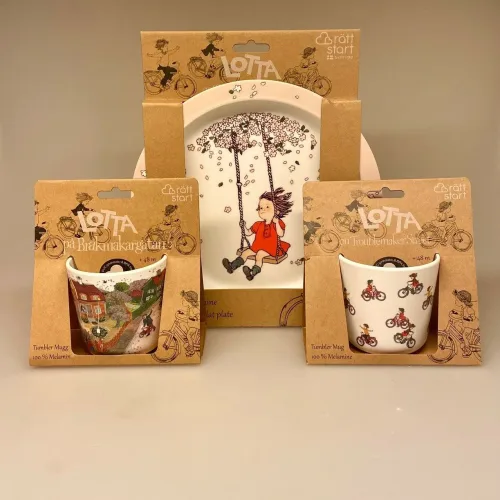 Lotta fra Spetakelmagergade - Flad Tallerken, astrid lindgren, ilon wikland, lotta, lotte, fra spetakelmagergade, kan nemlig cykle, grisebamse, tallerken, melamintallerken, gave, gaveide, til børn, piger, gynge, børnetallerken, service, børneservice, dåbsgave, fødselsdag, baby, småbørn, barnedåb, barselsgave, baby shower, biti, ribe, svensk, nostalgisk, kop, krus, tandkrus,