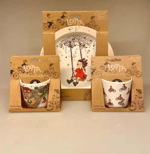 Lotta fra Spetakelmagergade - Flad Tallerken, astrid lindgren, ilon wikland, lotta, lotte, fra spetakelmagergade, kan nemlig cykle, grisebamse, tallerken, melamintallerken, gave, gaveide, til børn, piger, gynge, børnetallerken, service, børneservice, dåbsgave, fødselsdag, baby, småbørn, barnedåb, barselsgave, baby shower, biti, ribe, svensk, nostalgisk, kop, krus, tandkrus,