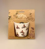 Lotta fra Spetakelmagergade - Kop med cykler, Lotta fra Spetakelmagergade - Kop med By, astrid lindgren, ilon wikland, lotta, lotte, fra spetakelmagergade, kan nemlig cykle, melaminkop, gave, gaveide, til børn, piger, børnekop, service, børneservice, dåbsgave, fødselsdag, baby, småbørn, barnedåb, barselsgave, baby shower, biti, ribe, svensk, nostalgisk, kop, krus, tandkrus,