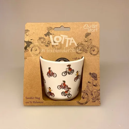Lotta fra Spetakelmagergade - Kop med cykler, Lotta fra Spetakelmagergade - Kop med By, astrid lindgren, ilon wikland, lotta, lotte, fra spetakelmagergade, kan nemlig cykle, melaminkop, gave, gaveide, til børn, piger, børnekop, service, børneservice, dåbsgave, fødselsdag, baby, småbørn, barnedåb, barselsgave, baby shower, biti, ribe, svensk, nostalgisk, kop, krus, tandkrus,