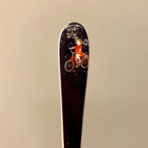 Lotta fra Spetakelmagergade - Ske med Cykel, teske, lille, ske, melaminske, Lotta fra Spetakelmagergade - 2 skeer, ske, melamin, ske, yoghurt, mos, grød, teske, Lotta fra Spetakelmagergade, astrid lindgren, ilon wikland, lotta, lotte, fra spetakelmagergade, kan nemlig cykle, gave, gaveide, til børn, piger, børneske, service, børneservice, dåbsgave, fødselsdag, baby, småbørn, barnedåb, barselsgave, baby shower, biti, ribe, svensk, nostalgisk,