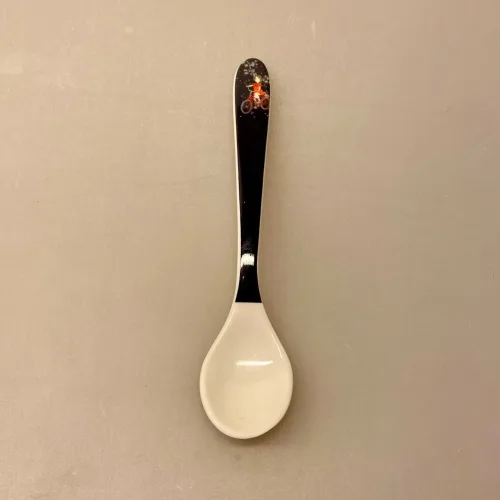 Lotta fra Spetakelmagergade - Ske med Cykel, teske, lille, ske, melaminske, Lotta fra Spetakelmagergade - 2 skeer, ske, melamin, ske, yoghurt, mos, grød, teske, Lotta fra Spetakelmagergade, astrid lindgren, ilon wikland, lotta, lotte, fra spetakelmagergade, kan nemlig cykle, gave, gaveide, til børn, piger, børneske, service, børneservice, dåbsgave, fødselsdag, baby, småbørn, barnedåb, barselsgave, baby shower, biti, ribe, svensk, nostalgisk,