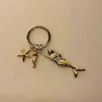 Nøglering Havfrue Søstjerne og Søhest, havfrue, mermaid, sirene, fabel, fantasi, væsen, havvæsen, eventyr, den lille, h.c.andersen, gave, gaveide, symbolsk, svømning, søfolk, sømand, skipper, styrmand, søfart, bevis, matros, sejler, skib, båd, nøglering, biti, ribe