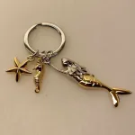 Nøglering Havfrue Søstjerne og Søhest, havfrue, mermaid, sirene, fabel, fantasi, væsen, havvæsen, eventyr, den lille, h.c.andersen, gave, gaveide, symbolsk, svømning, søfolk, sømand, skipper, styrmand, søfart, bevis, matros, sejler, skib, båd, nøglering, biti, ribe