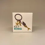 Nøglering Havfrue Søstjerne og Søhest, havfrue, mermaid, sirene, fabel, fantasi, væsen, havvæsen, eventyr, den lille, h.c.andersen, gave, gaveide, symbolsk, svømning, søfolk, sømand, skipper, styrmand, søfart, bevis, matros, sejler, skib, båd, nøglering, biti, ribe