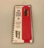 Pen Pouch - Elastik med holder til kuglepen pink, hindbær. rød, til kuglepen, tegning, tegner, noter, notesbog, smart, praktisk, penalhus, holder, kuglepensholder, gaveide, arkitekt, ideer, notater, taskeetui, biti, ribe,, studiestart, studie, arkitekt, forfatter, noter,